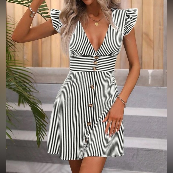 Boho green plunging V neckline button detail dress - Picture 2 of 15